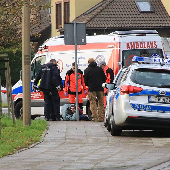 Jadcy skuterem mczyzna przewrci si na drodze