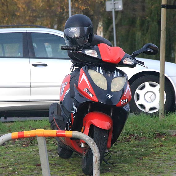 Jadcy skuterem mczyzna przewrci si na drodze
