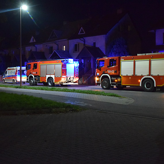 Strażacy i ratownicy przenieśli pacjentkę do karetki