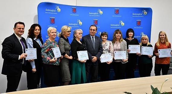 BO 2020. Symboliczne czeki dla autorw zwyciskich projektw