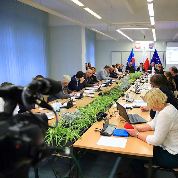 Sesja od ósmej. Radni będą dziś mieli dużo pracy