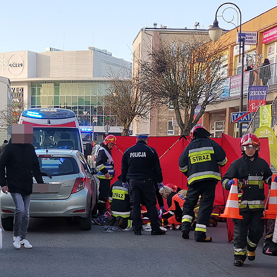 Unieli auto aby uratowa przygniecion kobiet. Niesamowita wsppraca przechodniw