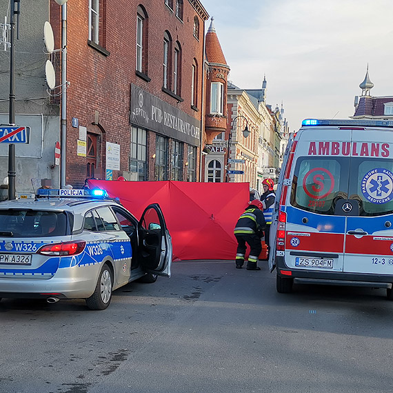 Unieli auto aby uratowa przygniecion kobiet. Niesamowita wsppraca przechodniw