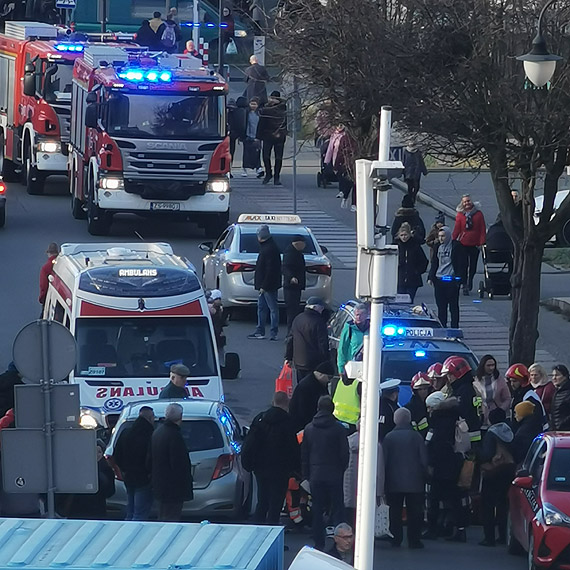 Unieli auto aby uratowa przygniecion kobiet. Niesamowita wsppraca przechodniw