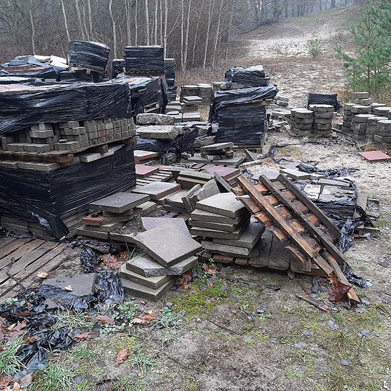 Skadowisko materiaw i odpadw budowlanych na ulicy Batyckiej. Czy kto to kontroluje?
