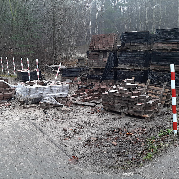 Skadowisko materiaw i odpadw budowlanych na ulicy Batyckiej. Czy kto to kontroluje?