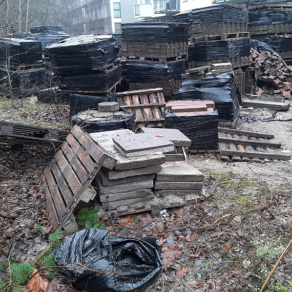Skadowisko materiaw i odpadw budowlanych na ulicy Batyckiej. Czy kto to kontroluje?