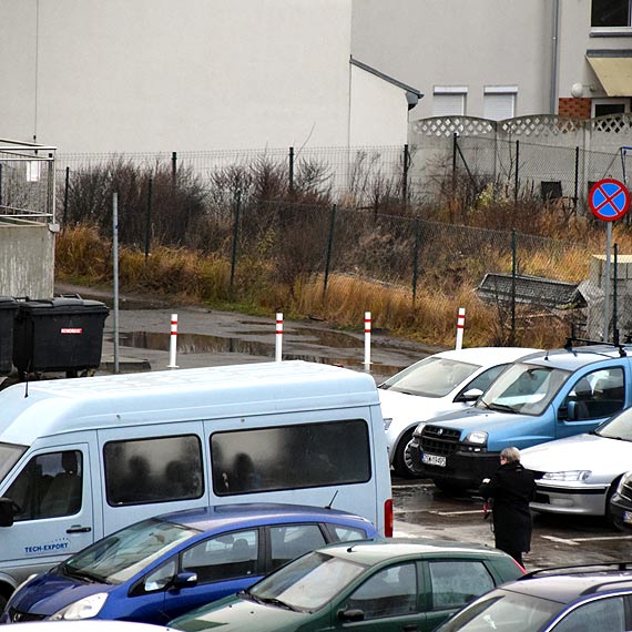  Labirynt na parkingu za przychodni. Znaki informacyjne przecz rzeczywistoci