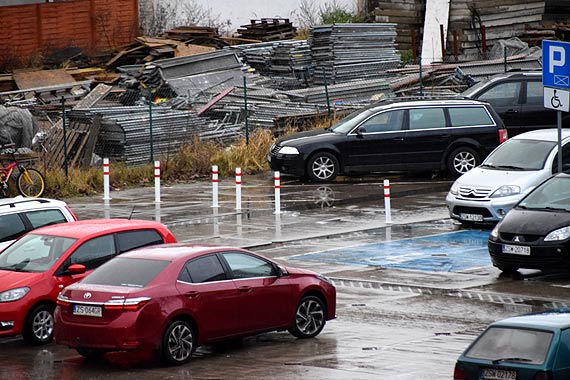  Labirynt na parkingu za przychodni. Znaki informacyjne przecz rzeczywistoci