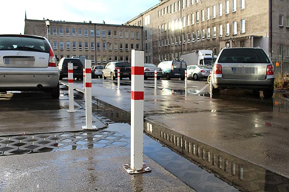  Labirynt na parkingu za przychodni. Znaki informacyjne przecz rzeczywistoci