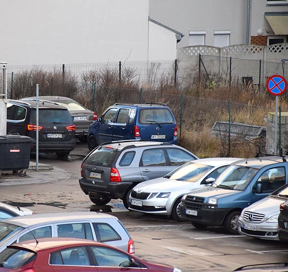  Labirynt na parkingu za przychodni. Znaki informacyjne przecz rzeczywistoci