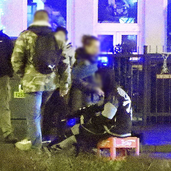 Mczyzna rzuci si na przejedajcy samochd. Kierowca uciek