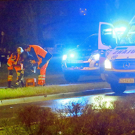 Mężczyzna rzucił się na przejeżdżający samochód. Kierowca uciekł