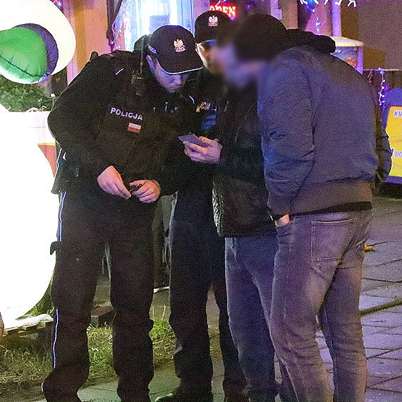 Mężczyzna rzucił się na przejeżdżający samochód. Kierowca uciekł