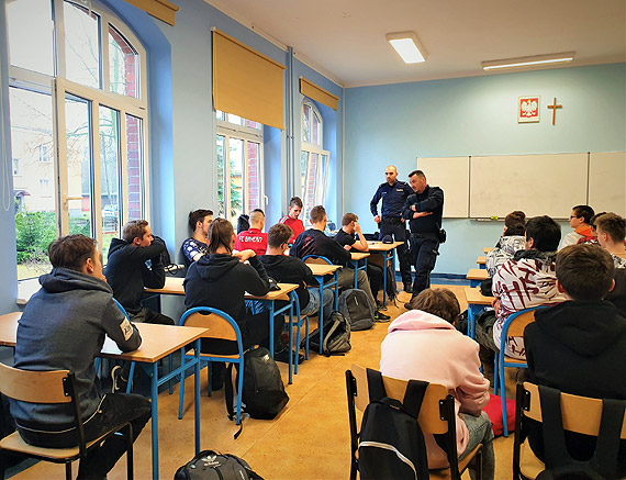 Policjanci o odpowiedzialności prawnej, zagrożeniach dopalaczami i bezpiecznych feriach