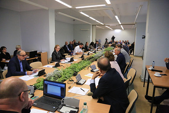 Pienidze dla nauczycieli, zasady wynajmu mieszka. W czwartek - sesja