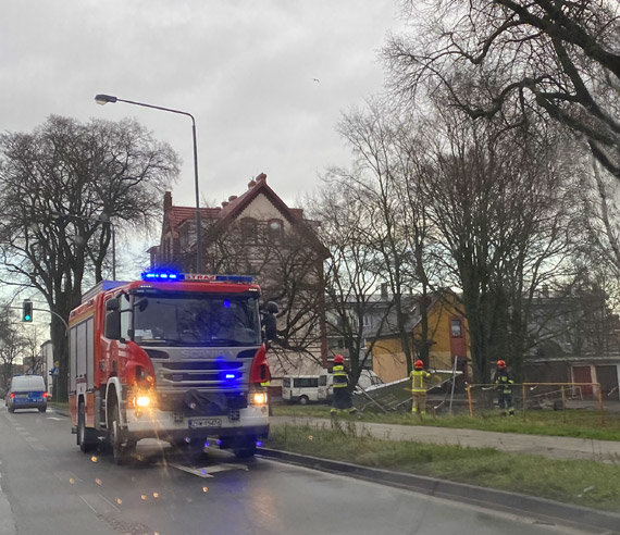 Wiatr przewrci baner reklamowy McDonald's