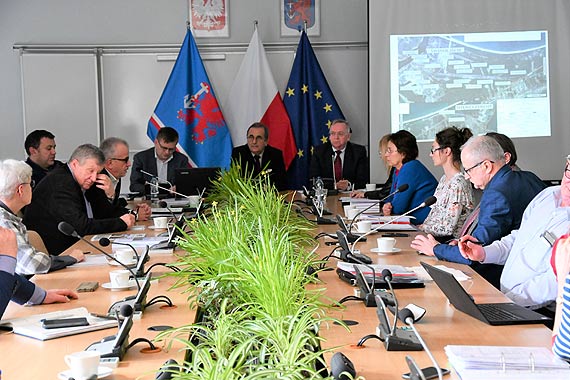 Prawobrzeże. Przejście przez przejazd i dostęp do Podziemnego Miasta