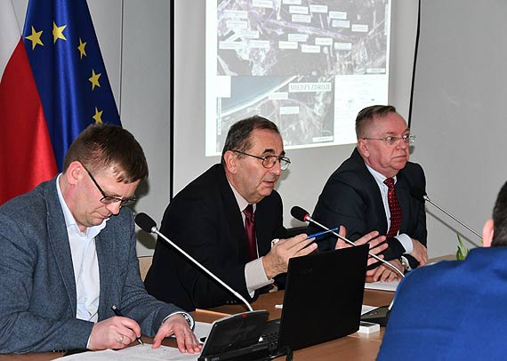 Prawobrzeże. Przejście przez przejazd i dostęp do Podziemnego Miasta