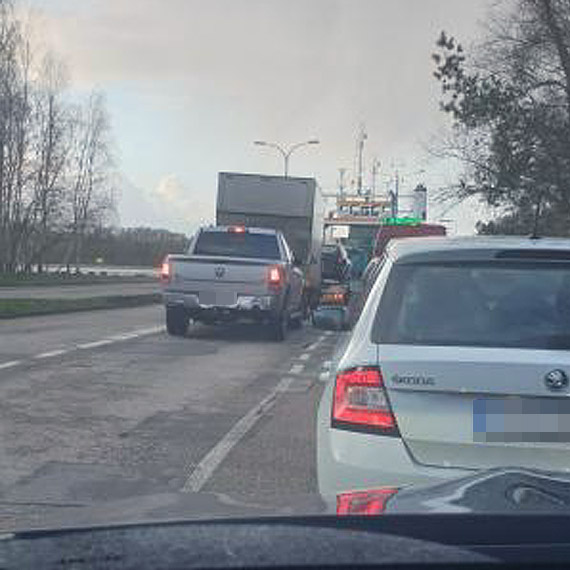 Na przeprawie „Centrum” kolejki nie malej. Zdaniem mieszkaca obsuga przeprawy pomaga cwaniakom!