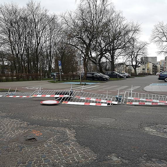 Czytelnik: Przewrócone płotki, leżący znak drogowy - ten remont faktycznie zapowiada się na bardzo długi!