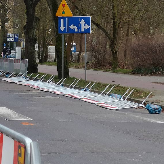 Czytelnik: Przewrócone płotki, leżący znak drogowy - ten remont faktycznie zapowiada się na bardzo długi!