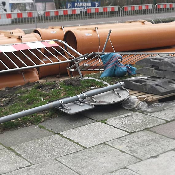 Czytelnik: Przewrócone płotki, leżący znak drogowy - ten remont faktycznie zapowiada się na bardzo długi!
