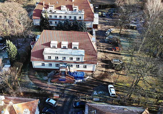 Wicej miejsc parkingowych przed przychodni wojskow  