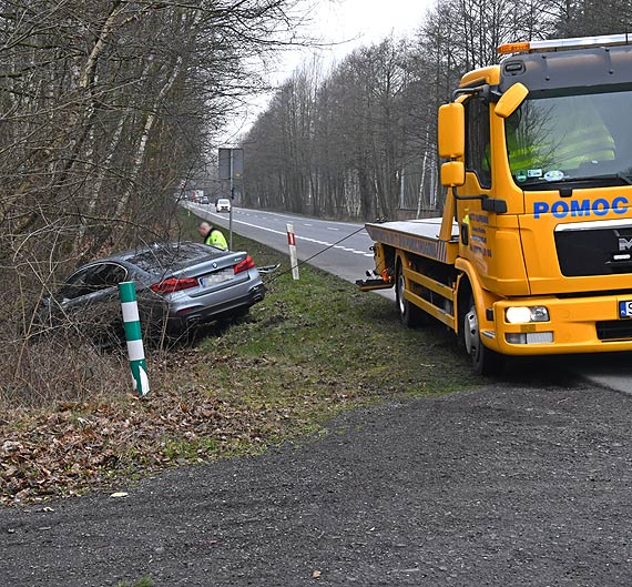BMW w rowie. Kierujący mercedesem zawracał na DK3