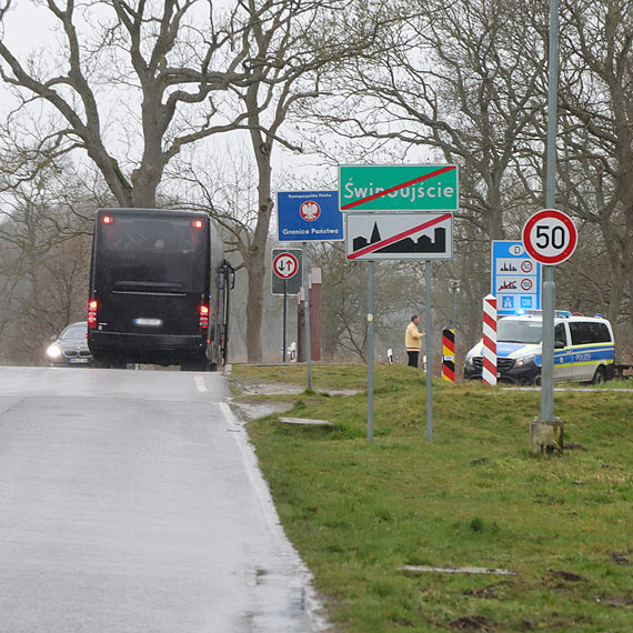 Wykryto osoby z gorczk. Nie wpuszczono autokaru na teren naszego miasta. Zobacz film!