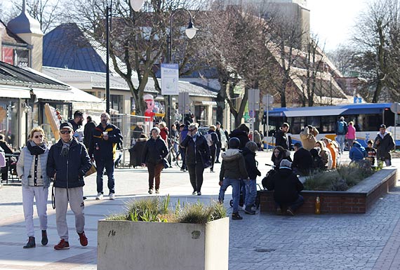 Nie wszyscy powanie traktuj zalecenia. Promenada wci pena!
