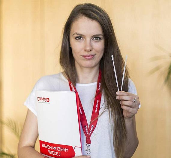 Fundacja DKMS przekazaa 110 000 paeczek do diagnostyki koronawirusa! #DKMSprzekazujePaeczk