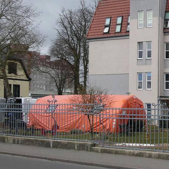 Straacy pomogli w organizacji polowej izby przyj przed winoujskim szpitalem