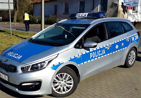 Policjanci kontrolowali osoby zmierzajce na dziak. Osoby niestosujce si do przepisw byy zawracane do domw