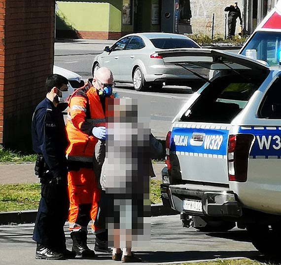 Kobieta upada na ulicy. Zostaa zabrana do szpitala