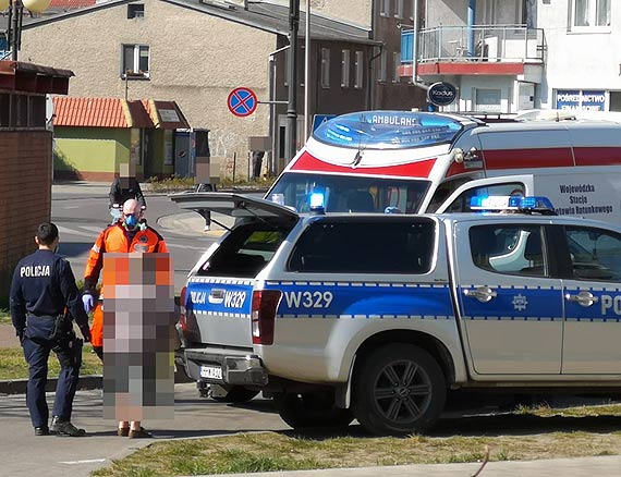 Kobieta upada na ulicy. Zostaa zabrana do szpitala