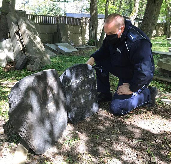 145-letni nagrobek syna znanego szczecinianina zabezpieczony przez policjantw