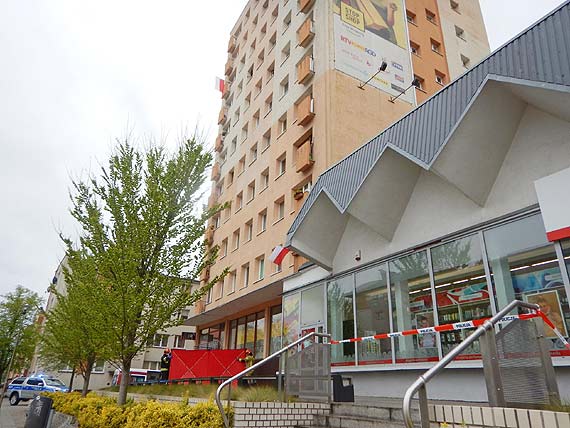 Starszy mczyzna wypad z 9 pitra wieowca przy ulicy Grunwaldzkiej