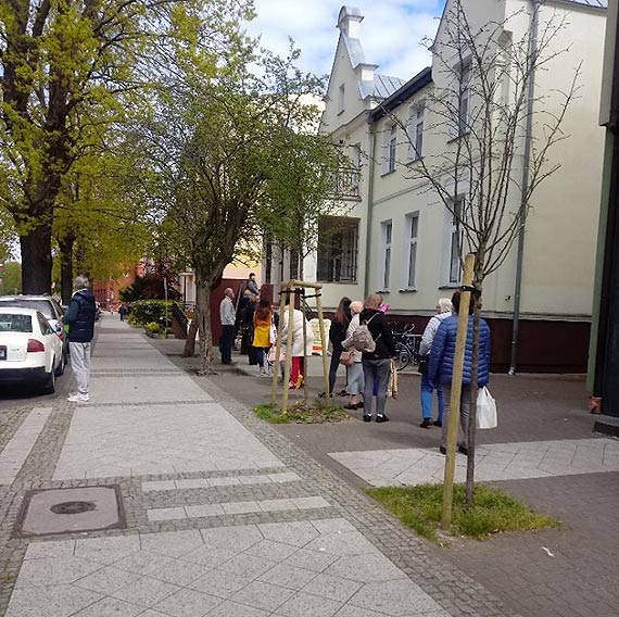 Świnoujścianie głodni książek. Kolejka do miejskiej biblioteki