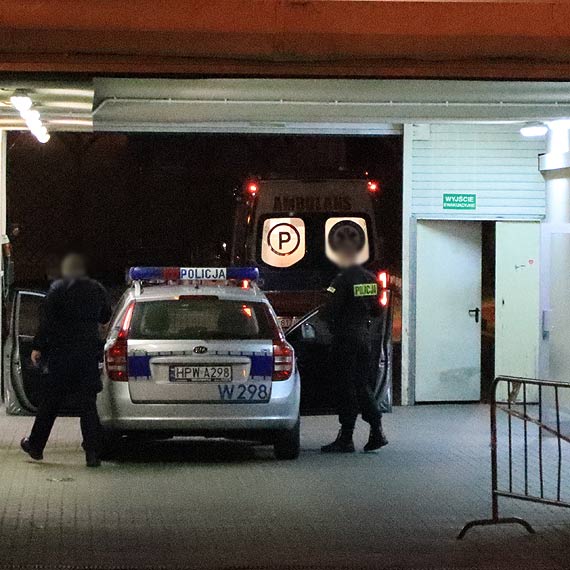 Po samookaleczeniu mężczyzna został zabrany do szpitala, następnie trzeźwiał w Komendzie Miejskiej Policji