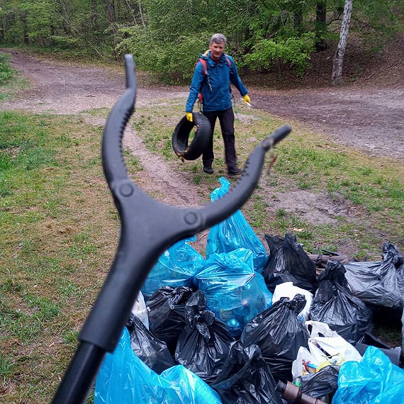 Wolontariusze z Ekipy Szymona Hoowni sprztali las w winoujciu
