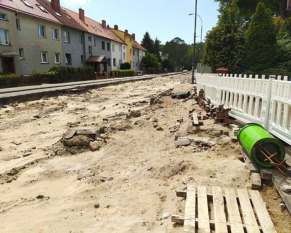 Na budowie zamiast pracowników, hula tylko wiatr
