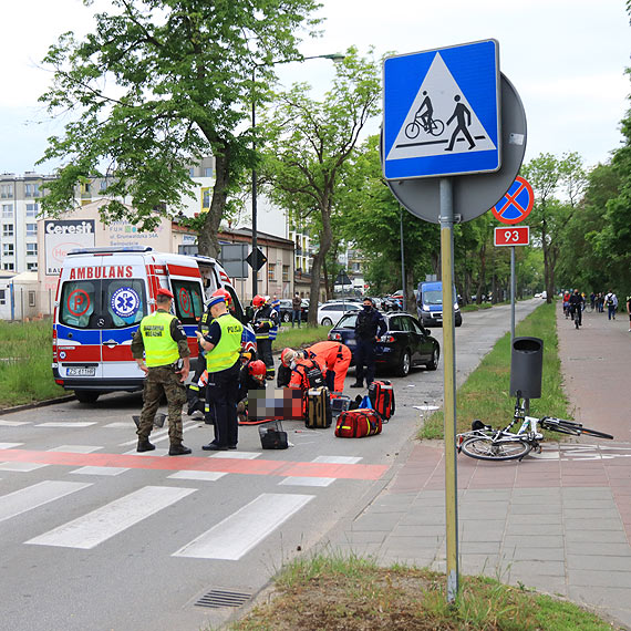 Rowerzysta wjecha w bok samochodu. Zosta przetransportowany helikopterem do szpitala. Zobacz film!