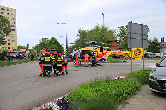 Rowerzysta wjecha w bok samochodu. Zosta przetransportowany helikopterem do szpitala. Zobacz film!