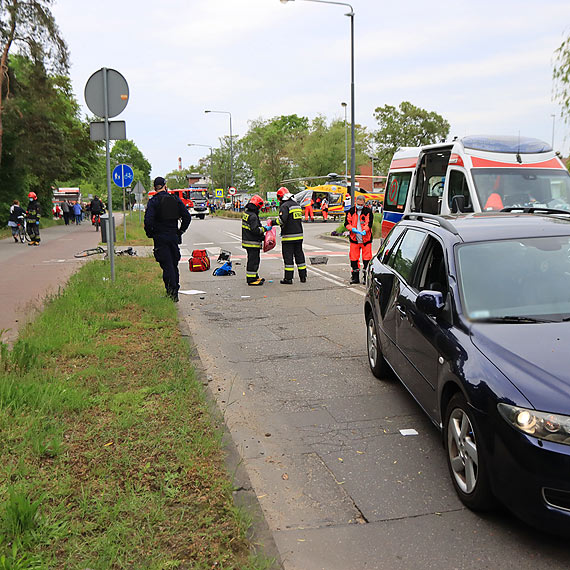 Rowerzysta wjecha w bok samochodu. Zosta przetransportowany helikopterem do szpitala. Zobacz film!