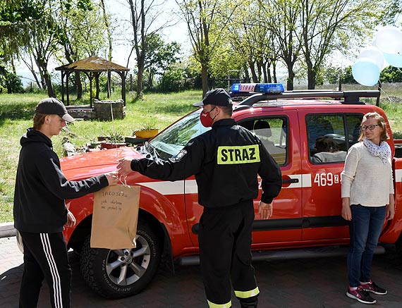 Dzieci z placwek wychowawczych winoujcia, Lubina i Wiseki 1 czerwca dostay paczki