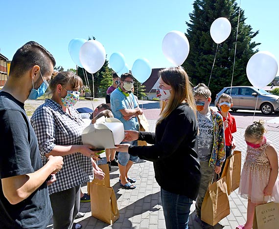 Dzieci z placwek wychowawczych winoujcia, Lubina i Wiseki 1 czerwca dostay paczki