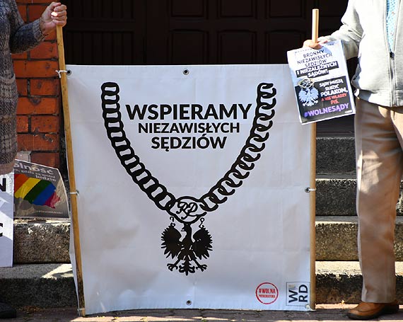 Przed budynkiem sdu winoujciu grupa mieszkacw zaprotestowaa przeciwko represjom wobec niezalenego sdziego Igora Tuley'i