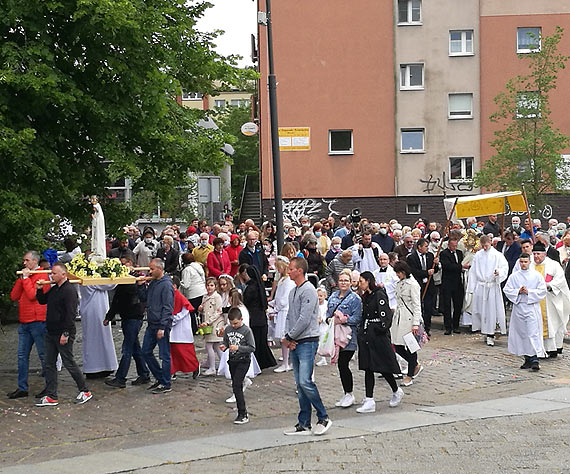 Bez wielkiej miejskiej procesji, winoujcianie witowali Boe Ciao w parafialnych wsplnotach. Zobacz film!