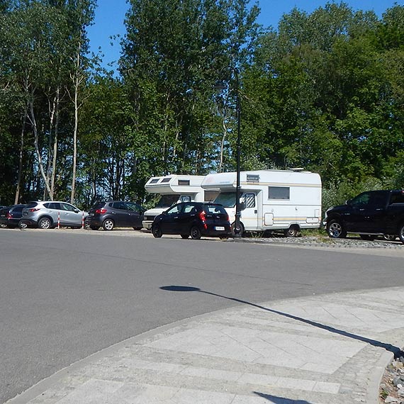 Mieszkaniec: Kampery koczuj na parkingu!
